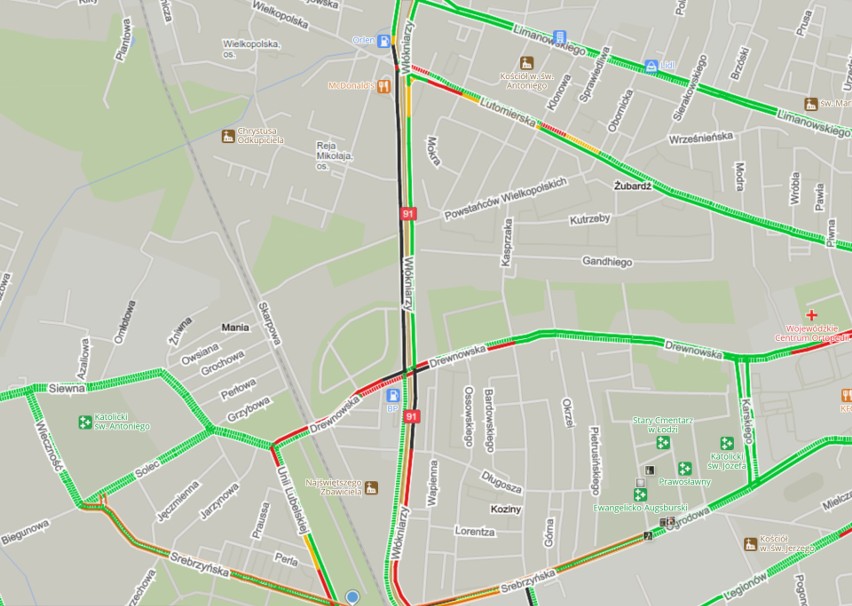 Wypadek na Włókniarzy przy Srebrzyńskiej. Zderzenie dwóch samochodów. Jaguar wjechał na czerwonym. Trzy osoby ranne [ZDJĘCIA]