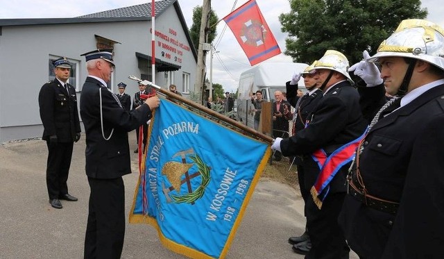 Uroczyste odznaczenie sztandaru 100-letniej straży pożarnej z Kossowa Złotym Znakiem Związku OSP.