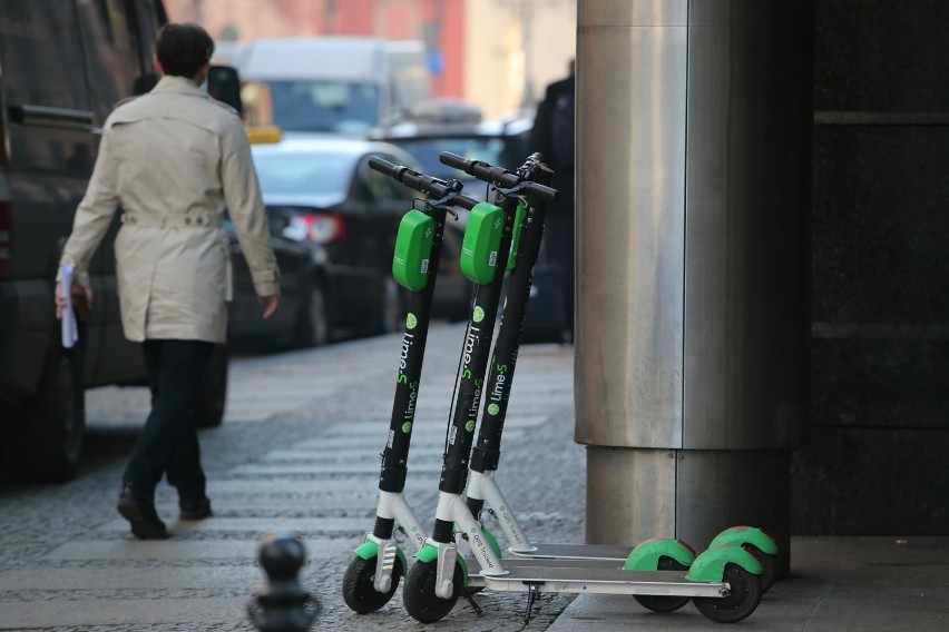 Określa on m.in. wagę i wymiary hulajnogi oraz maksymalną...