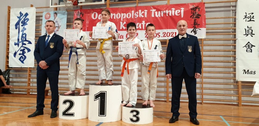 Sosnowiecki Klub Karate odniósł zwycięstwa w Sadomierzu. Zawodnicy zdobyli kolejne medale