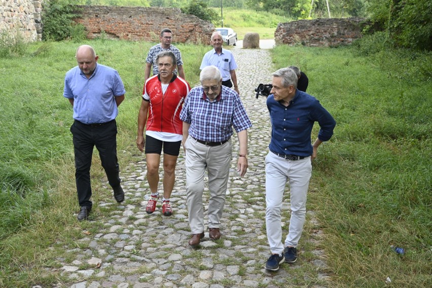 Marszałek Piotr Całbecki oglądał postępy w przebudowie...