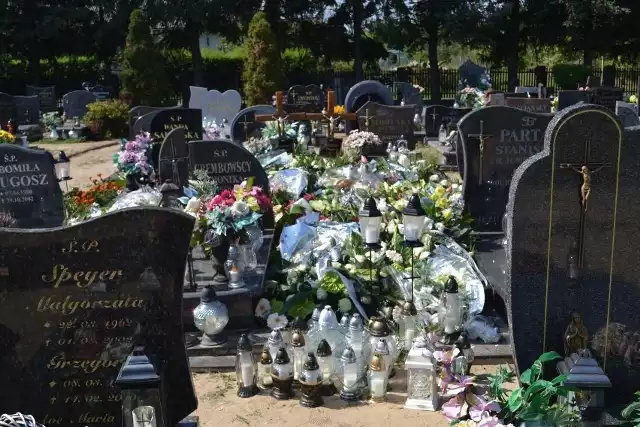 To był jeden z najsmutniejszych dni w Kaczorach. W sobotę 27 sierpnia, na tutejszym cmentarzu odbył się pogrzeb czteroosobowej rodziny, która zginęła w wypadku samochodowym.