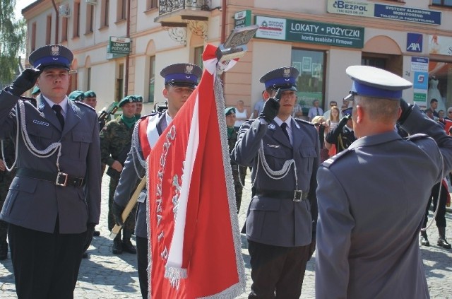 Wojewódzkie obchody Święta Policji odbyły się w Jarosławiu. Nz. moment przyjęcia sztandaru przez jarosławskich policjantów.