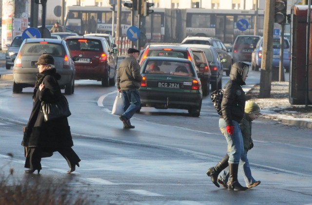 Ciągle wielu pieszych przechodzi przez jezdnię w miejscach niedozwolonych