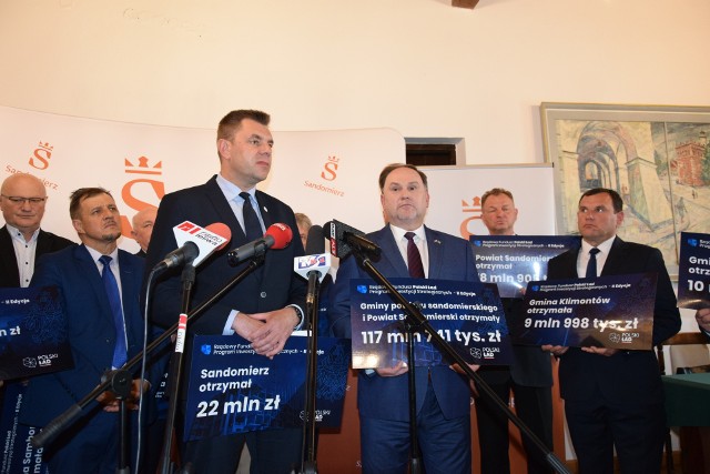 Marcin Marzec burmistrz Sandomierza nie kryje  zadowolenia z otrzymanej dotacji na remont kamienicy. Z prawej poseł z Sandomierza Marek Kwitek, który dołożył wielu starań, by uzyskać dotację.