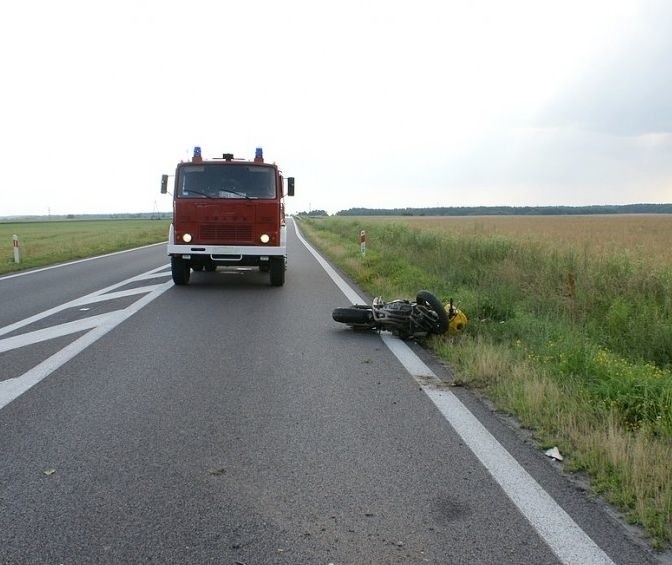 Dwie osoby nie żyją. Motocyklista zderzył się z pieszym (zdjęcia)