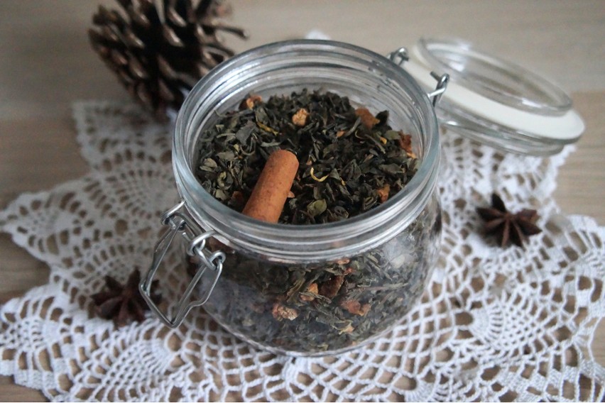 Domową herbatę świąteczną warto zrobić z korą cynamonu.