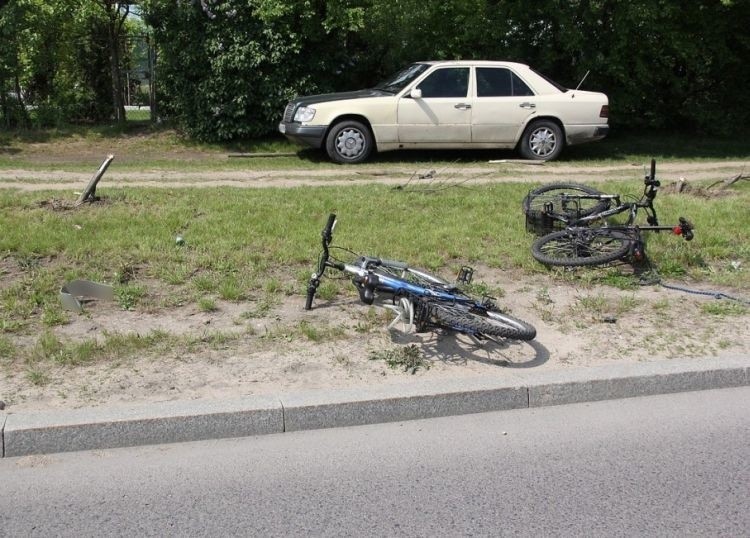 Obydwaj rowerzyści – ojciec z synem – zostali odwiezieni do...
