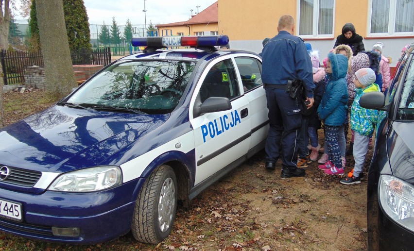 Spotkania z policjantem w szkole w Zawadach w gminie Baranowo