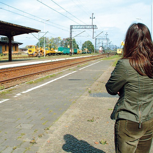 Pasażerom wyjeżdżającym ze świdwińskiego dworca pozostaje czekanie na pociąg na peronie, na którym nie ma ani jednej ławki.