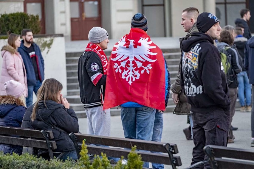 Kilkaset osób wzięło udział w Marszu Zwycięstwa, który w...