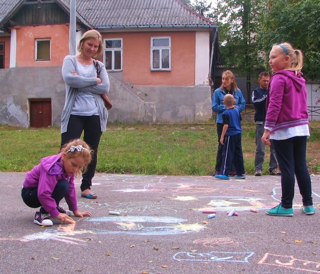 Pani Iwona Jastrząb na spotkanie integracyjne przyszła z trzema córkami: Julią, Natalią i Weroniką. Dwie ochoczo malowały kredą po boisku natomiast trzecia z dziewczynek w tym czasie grała w dwa ognie. Pani Iwonie projekt bardzo się spodobał i chętnie przyjdzie z dziewczynkami na pozostałe zadania jakie będą realizowane.