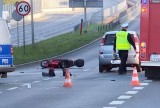 Wypadek motocyklisty w Chorzowie. Wjechał na skrzyżowanie na czerwonym świetle. Droga zamknięta