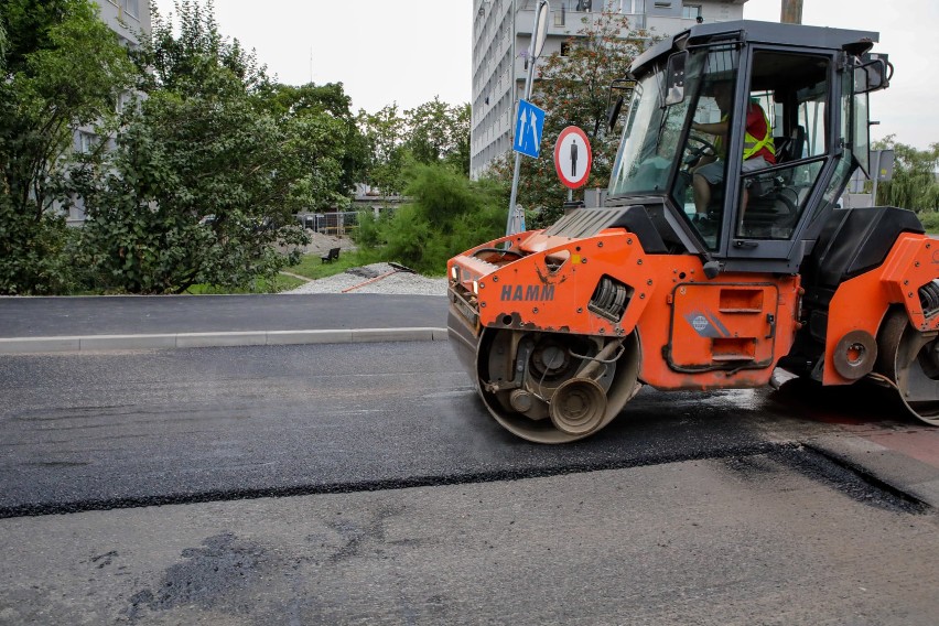 Układanie asfaltu na zamkniętym łączniku ul. Budowlanych i...