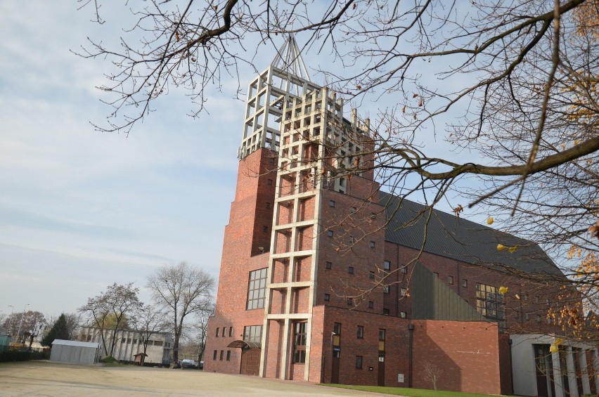 Dwie wieże kościoła na Polance czekają na datki wiernych (ZDJĘCIA)
