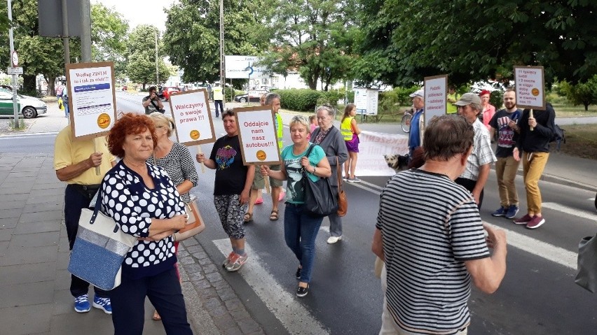 Zablokowana ul. Batalionów Chłopskich w Szczecinie. Mieszkańcy pikietują bo chcą powrotu autobusu [ZDJĘCIA] 