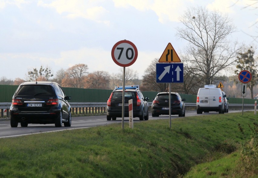 Nieoświetlone przejścia dla pieszych pod Wrocławiem. Czekamy na tragedię? 