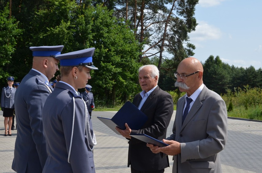 Ostrów Mazowiecka. Święto Policji 2021. Funkcjonariusze otrzymali akty mianowania na wyższe stopnie służbowe. 19.07.2021 r. Zdjęcia