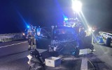Nocny wypadek na A2. Samochód uderzył w bariery i przewrócił się na bok. Trzy osoby zostały ranne