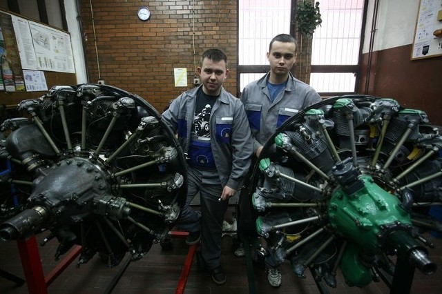 - Na warsztatach możemy poznać budowę silników lotniczych, nauczyć się ich naprawiać &#8211; mówią Michał Jurkowski i Łukasz Nowak, uczniowie klasy technik - mechanik lotnictwa w Zespole Szkół Samochodowych w Radomiu.