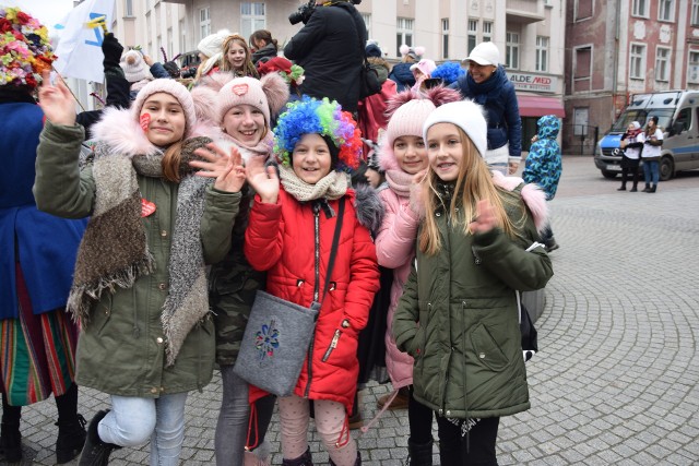 To już tradycja, że w ramach Wielkiej Orkiestry Świątecznej Pomocy deptakiem rządzą aktorzy Lubuskiego Teatru oraz najmłodsi mieszkańcy miasta. To właśnie oni przeszli w niedzielę, 14 stycznia, w barwnym korowodzie!Gwizdki, flagi, transparenty w dłoń! Ulicami Zielonej Góry przeszedł barwny korowód. Wszystko w ramach Wielkiej Orkiestry Świątecznej Pomocy. A kogo w nim nie było! I pięknie przebrane dzieci, aktorzy w weneckich maskach, kukły, marionetki, glinoludy na wielkich maszynach! Wszystko po to, by wspólnie świętować ten niezwykły dzień.   WOŚP 2018 w Lubuskiem: Sprawdź, jak orkiestra zagra w Twoim mieście! [PROGRAM]Bądź na bieżąco. Sprawdź, jak WOŚP gra w Lubuskiem:Czytaj więcej o 26. finale WOŚP w Lubuskiem:  26. finał WOŚP w Lubuskiem. Informacje, program, zdjęcia i filmy - Jesteście szczęśliwi? - pytał Robert Czechowski, dyrektor Lubuskiego Teatru, który poprowadził korowód. - Taaaak! - krzyczały radośnie dzieci, przebrane za zwierzaki, postaci z bajek, ale i w kolorowych tradycyjnych strojach. W niedzielę, 14 stycznia, zielonogórski deptak tętni życiem. Kilkuset wolontariuszy zbiera na najmłodszych mieszkańców, by wyrównać ich szansę w leczeniu. - Zbieram w tym roku po raz pierwszy - mówi czternastoletnia Zosia Cieślik. - I jest super! Wszyscy chętnie dorzucają się do puszek.   WOŚP 2018 w Lubuskiem: Sprawdź, jak orkiestra zagra w Twoim mieście! [PROGRAM]Bądź na bieżąco. Sprawdź, jak WOŚP gra w Lubuskiem:Czytaj więcej o 26. finale WOŚP w Lubuskiem:  26. finał WOŚP w Lubuskiem. Informacje, program, zdjęcia i filmy W zbiórce bierze też udział chyba najmłodsza wolontariuszka w mieście, półtoraroczna Asia Wysocka. Pieniądze na maluchy zbiera razem z mamą, Ewą. - Dawno nie było takiego ruchu na deptaku - śmieje się pani Ewa. - I każdy chce dorzucić do puszki choć parę groszy. Przed nami na dużej scenie, przy filharmonii jeszcze sporo koncertów, a po 20.00 "Światełko do nieba". Warto wyjść z domu w ten mroźny, styczniowy dzień! Jurek Owsiak o tegorocznej edycji Wielkiej Orkiestry Świątecznej PomocyŹródło: Dzień Dobry TVN