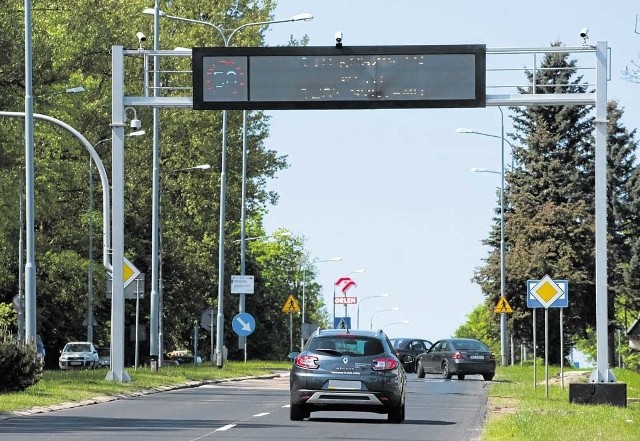 Mieszkańcy żartują, że monitory ITS na wjazdach do miasta stanęły po to, by promować aquapark - można na nich przeczytać o godzinach otwarcia.