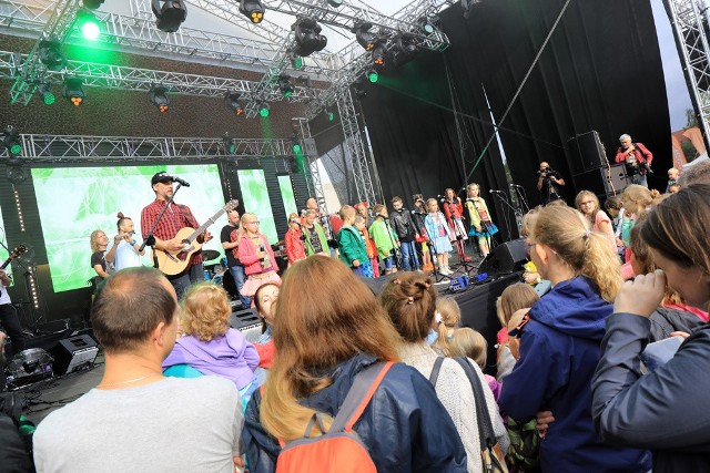 W piątek (13 lipca) w Toruniu rozpoczął się Song of Songs - jeden z największych festiwali muzyki chrześcijańskiej w Europie. W tym roku zagrają: Armia, Mietek Szcześniak, Arka Noego, Mateo.o/TU, Andrzej Nowak i Złe Psy, Niemagotu, Lidia Pospieszalska, Joshua Aaron, Małe TGD, Deus Meus, NEW LIFE’M, IKOS.Festiwal trwać będzie także w sobotę 14 lipca. Początek koncertów, na plenerowej scenie przy Jordankach, o godzinie 18. Wstęp jest wolny.