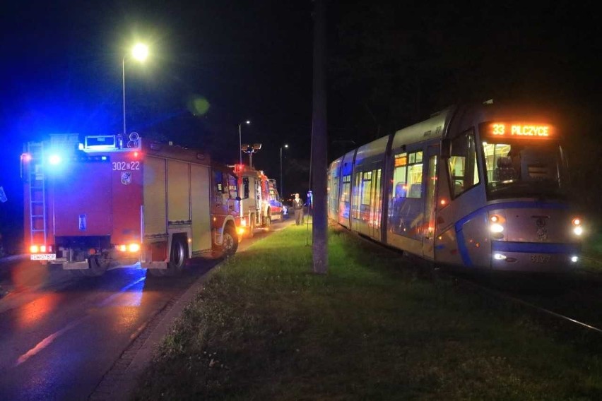 Tramwaj przejechał człowieka. Ten leżał przy torach w Parku Szczytnickim