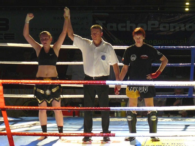 Iwona Nieroda (z lewej) po raz trzeci z rzędu została młodzieżową mistrzynią Polski w Kickboxingu K-1 Rules.