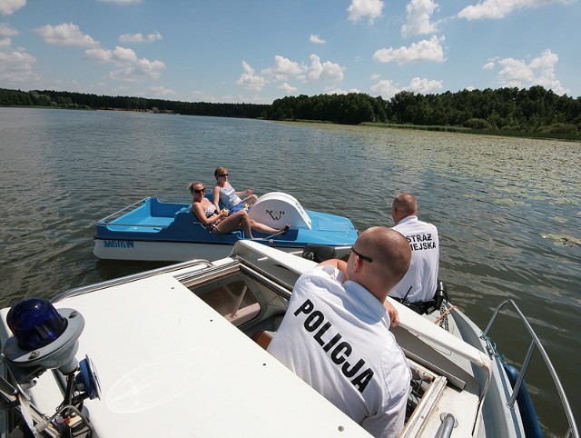 Funkcjonariusze rutynowo sprawdzają korzystających ze sprzętu wodnego.