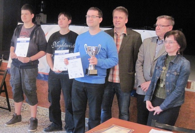 Najlepsi zawodnicy turnieju szachowego w Małogoszczu. Na zdjęciu, trzeci od lewej zwycięzca zawodów Wojciech Moranda.