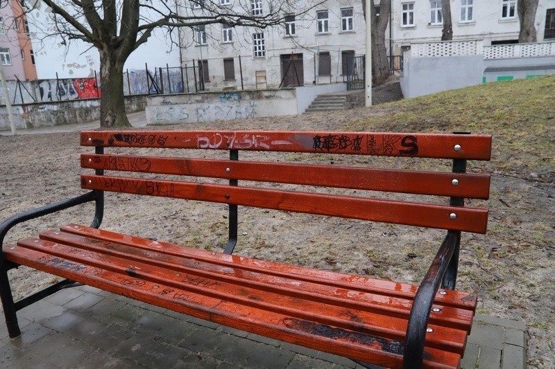 Pasaż Abramowskiego nie całkiem skończony a już podniszczony. Wandale nie próżnują [zdjęcia] 