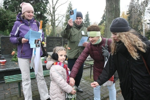 Łodzianie chętnie wrzucają pieniądze do puszek na cmentarzu.