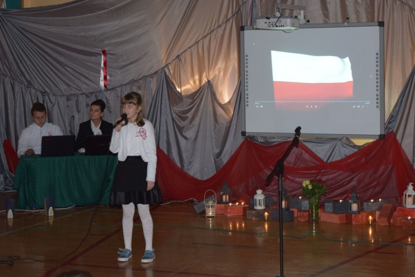 Patriotyczna wieczornica "Droga ku wolności" w Szkole Podstawowej w Sarnówku