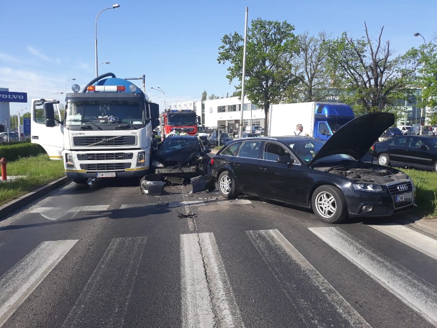 Wypadek na Brucknera. Potężny korek na Psie Pole [ZDJĘCIA]