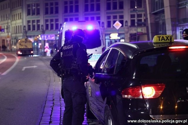 Duża akcja policji, we współpracy z innymi służbami. We Wrocławiu zatrzymywano osoby świadczące usługi przewozowe