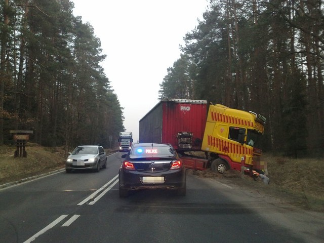 Do wypadku doszło na drodze krajowej numer 11 w okolicy miejscowości Mostowo. Kierowca samochodu ciężarowego, który jechał w kierunku Koszalina stracił panowanie nad pojazdem i zjechał na przeciwny pas ruchu. 