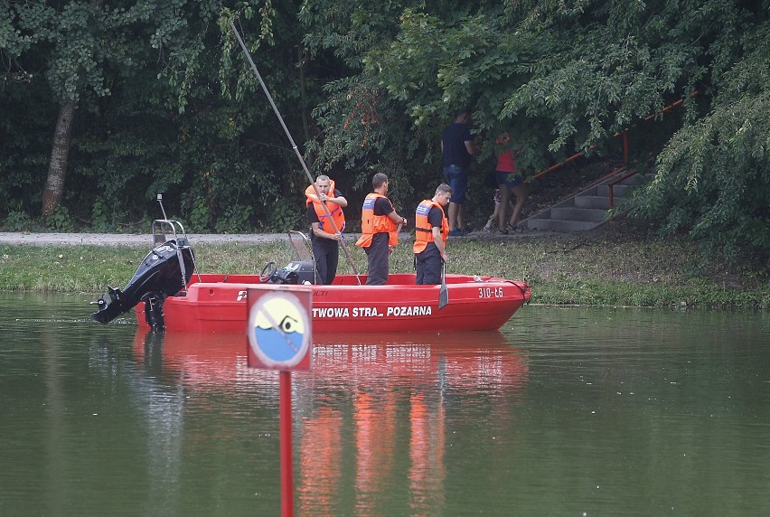 Ekipy ratunkowe prowadzą akcję poszukiwawczą na jeziorze.