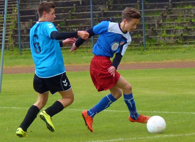 Trampkarze starsi Gwardii (niebiesko-czerwone stroje) pokonali swoich rówieśników z Gryfina 7:0.