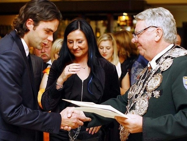 Kamila i Łukasz Liberowie odbierają dyplom od króla Mirosława Błażejczaka