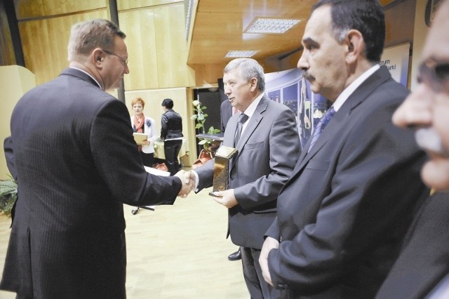 Prof. Marian Duczmal, rektor uczelni (z prawej), odbiera gratulacje od Ryszarda Wilczyńskiego, wojewody opolskiego. (fot. archiwum uczelni)