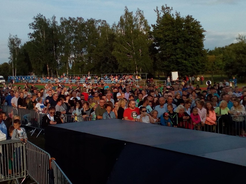 Tłum na Wielkim Festynie pod Zaporą w Brodach! Na scenie młodzi wykonawcy, Andre i Boys!  