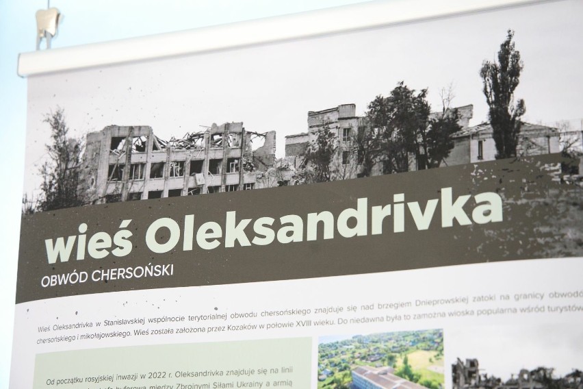 „Starte z powierzchni Ziemi” – smutna wystawa w Kielcach w drugą rocznicę wybuchu wojny w Ukrainie. Zobacz zdjęcia