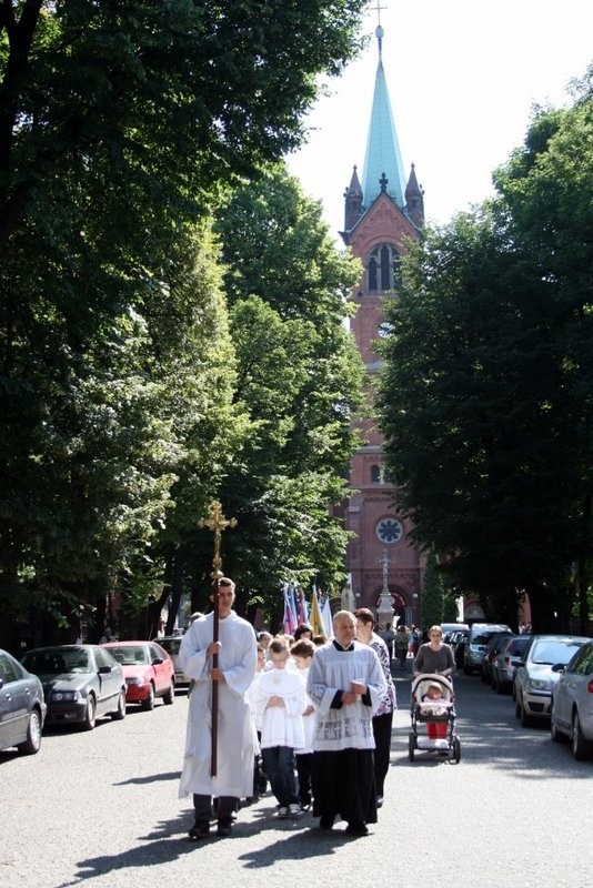 Boże Ciało 2014 w Zabrzu: procesja z kościoła św.Anny w...