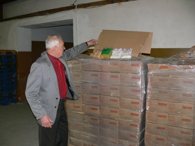 Czesław Łuszczki prezes Tarnobrzeskiego Banku Żywności pokazuje pierwszą partię produktów, jakie dotarły już do magazynu.  