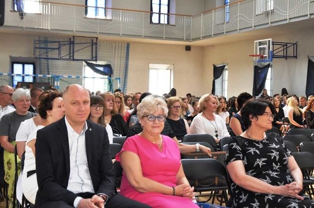 W I Liceum Ogólnokształcącym  Collegium Gostomianum w Sandomierzu władze powiatu sandomierskiego reprezentowała Grażyna Szklarska, członek zarządu powiatu. od lewej.