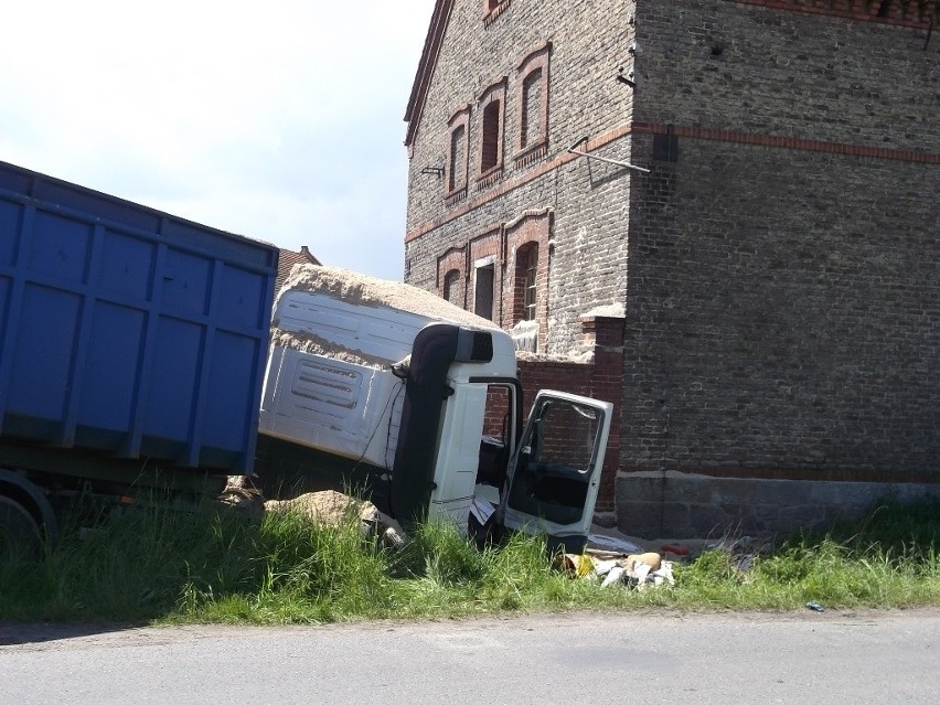 Ciężarówka wjechała w mur, a pasażerka wypadła przez przednią szybę (ZDJĘCIA)