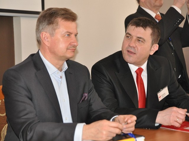 Nowy-stary szef SLD w Szczecinku Grzegorz Poczobut (z prawej) popiera posła SLD Stanisława Wziątka z Połczyna Zdroju i może liczyć na wzajemność.