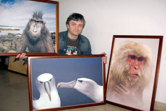 Marek Słupek z nagrodzonymi portretami zwierząt.