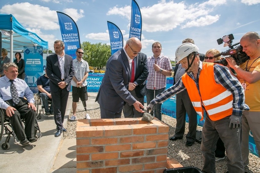 Wczoraj został wmurowany kamień węgielny pod budowę hali...